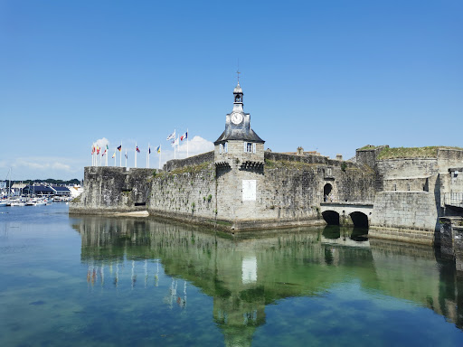 Le camping du moulin d'Aurore est situé à deux pas de la ville close de Concarneau et du centre ville