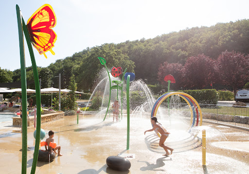 Bienvenue au camping Le Paradis pour des vacances nature en bord de rivière à quelques pas des plus beaux châteaux et sites préhistoriques de Dordogne