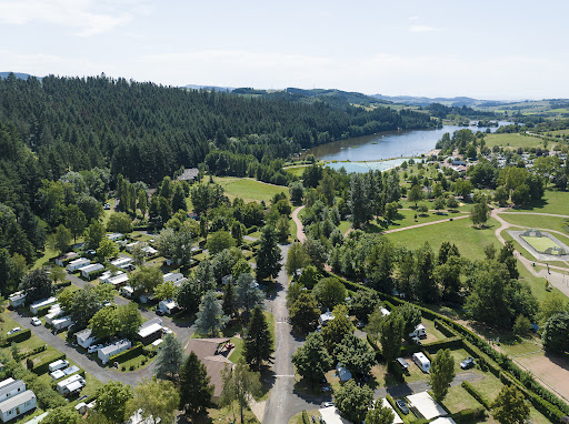 Camping proche Lyon - Le Lac des Sapins est un camping idéalement situé à quelques pas du village du Cublize et à moins d'une heure de route de Lyon