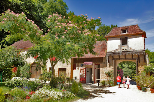 Camping Les Eyzies - La Rivière est un appart'hôtel et un camping aux Eyzies. Idéalement situé