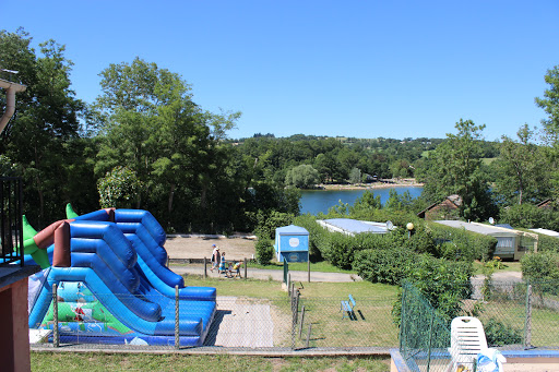 Camping familial avec piscine situé en bord de lac