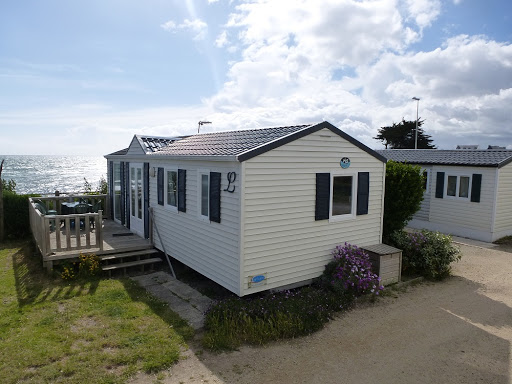 Vivez un séjour enchanteur en Bretagne et passez des vacances dans la joie et la bonne humeur dans votre Camping Paradis La Baie de Plœmeur.