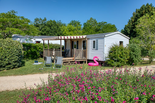 Camping 3 étoiles en Dordogne à proximité de Sarlat avec piscine couverte et chauffée et accès à la rivière