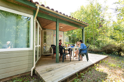 Notre camping*** vous propose des chalets