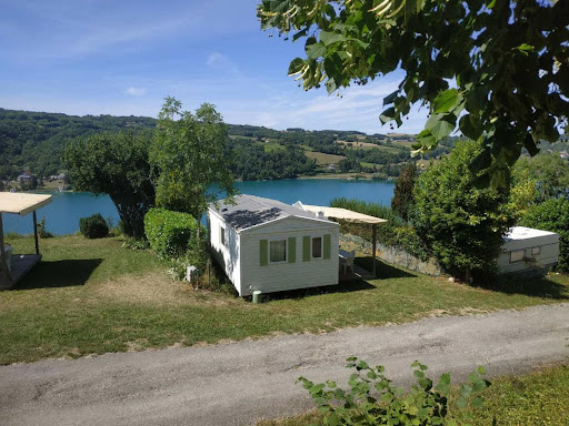 Le camping Bellevue se situe au centre d'un triangle de 3 agglomérations. A 30 minutes de Grenoble. Au pied du Parc de la Charteuse. Location mobil home