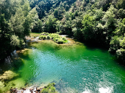 Le Parc des Monges est un camping de charme avec piscine chauffée au cœur des Alpes Maritimes. Proche de Cannes