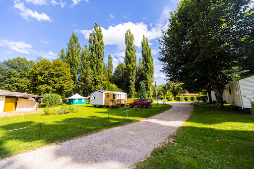 Bienvenue au camping 3 étoiles d'Auberoche à Périgueux. Profitez d'un espace aquatique et d'une location d’exception au cœur de la Dordogne.