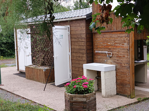 Le camping à la ferme vous accueille de Pâques à la Toussaint à proximité de la Voie Verte dans une ferme à l'entrée du village. Visiter la Suisse Normande