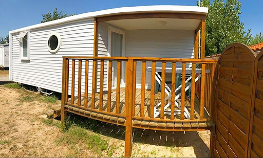 Le Camping Le Petit Bois à St Jean de Monts en Vendée est heureux de vous accueillir dans un cadre agréable et convivial à 500m des plages