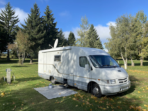 Venez séjourner dans notre camping situé au cœur du village à proximité des commerces et des services.