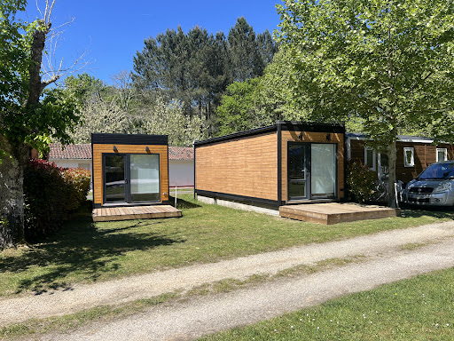 Parc résidentiel dans les landes près de l'océan entre Mimizan et Mont de Marsan. Centre de vacances et camping. Location et vente de chalet et de mobil home toute l'année.