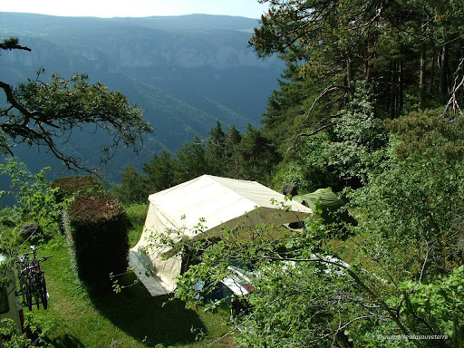 il offre un point de vue imprenable sur les Gorges du Tarn.