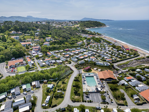 Site Officiel | Réservez vos vacances en accès direct à la plage à St Jean de Luz au camping Chadotel International Erromardie.