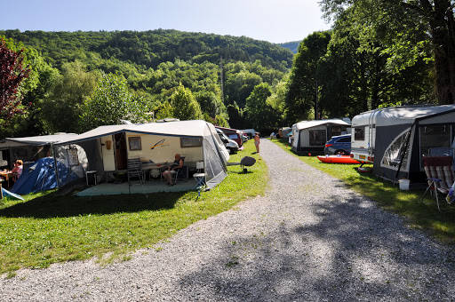 Le seul camping autour du lac d'Annecy offrant un accès direct au lac. Ouvert durant tout l'été. Exceptionnel à Talloires.