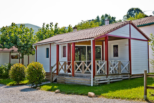 La Petite Rhune est un complexe de vacances familiales situé entre mer et montagne à Sare au Pays Basque. Location de chalets