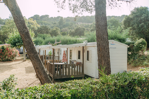 D?couvrez un village vacances Popinns en Provence-Alpes-C?te d'Azur. Le parc des ch?nes situ? ? La Croix-Valmer est id?al pour des vacances en famille