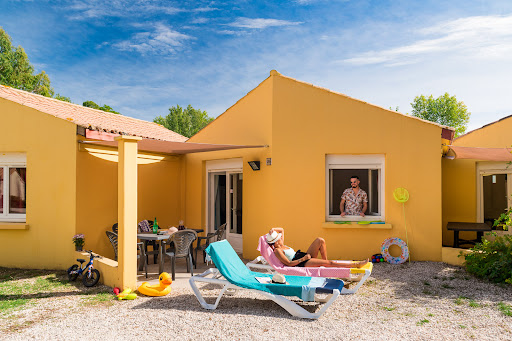 Profitez d'un séjour au camping à Vias Plage. Établissement 4 étoiles avec piscine et mobil-home