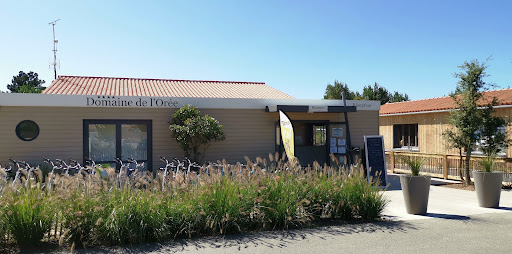 Le Domaine de l'Orée camping les Sables d'Olonne 4 étoiles en Vendée avec accès direct plage par la forêt piscine couverte intérieure chauffée toboggan wifi