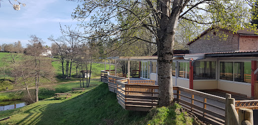 Camping l’émeraude du lac dans le Puy-de-Dôme au bord du lac de Cunlhat au cœur du parc national du Livradois-Forez.