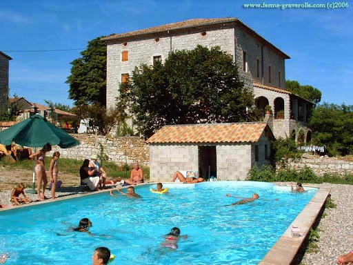 La Ferme Graverolle est un domaine magnifique rempli d'histoire au cœur du village de Saint Alban-Auriolles