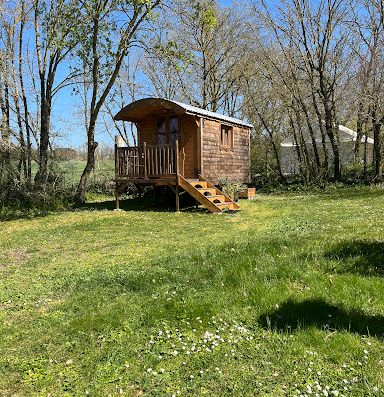 Bienvenue au Domaine de la Capelle dans l'Aude en France. Découvrez notre maison et table d'hôtes de charme ainsi que le camping à la ferme en pleine nature