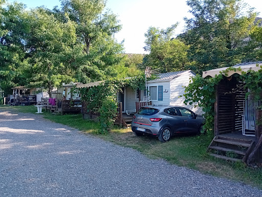 Le camping est situé au bord de la rivière "La Beaume" à Rosières au sud de l'Ardèche. Dans un cadre de verdure et de calme.