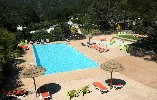 Mas de Champel en Ardèche: séjournez dans un camping 4 étoiles avec piscine situé en bord de rivière un accès direct à la plage. Vacances nature au calme pour toute la famille !