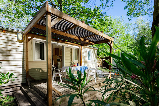 Vous cherchez un hébergement authentique pour votre séjour en Camargue ? le camping Abri de Camargue 4 étoiles vous propose des locations de Mobil-Homes et d'emplacements nature pour des vacances de rêve dans le Sud de la France