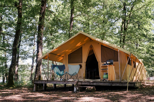 Envie de vacances nature actives ? Profitez des installations en pleine nature du camping du Lac de Sillé au cœur de la Loire.