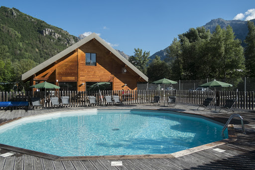 Séjournez à Vallouise à 1200 mètres d'altitude en camping avec une vue exceptionnelle sur les montagnes. Profitez de la piscine chauffée et de la terrasse.