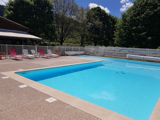 Passez des vacances au calme dans le camping 3 étoiles de l'Île Chambod. Situé entre Serrières-sur-Ain et Poncin