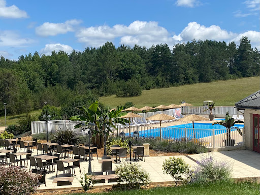 Découvrez notre camping près de Limeuil à la croisée de la Dordogne et de la Vézère : emplacements de camping et locations. Cadre nature. Ambiance calme et familiale.