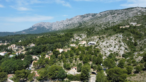 Découvrez le camping le Cézanne sur la montagne Sainte-Victoire à Puyloubier