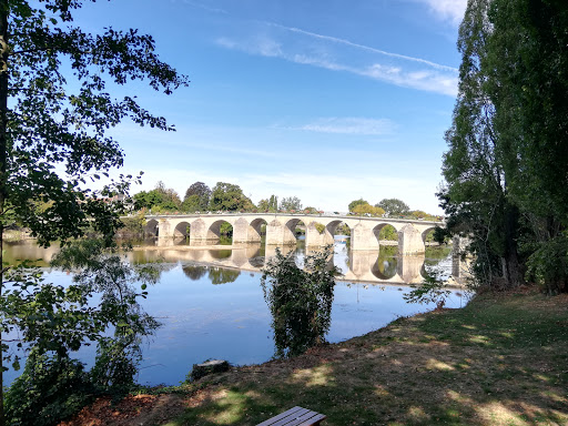 Venez découvrir le camping de la Roseraie sur les bords de Creuse et offrez-vous la possibilité de découvrir les richesses de la Touraine.