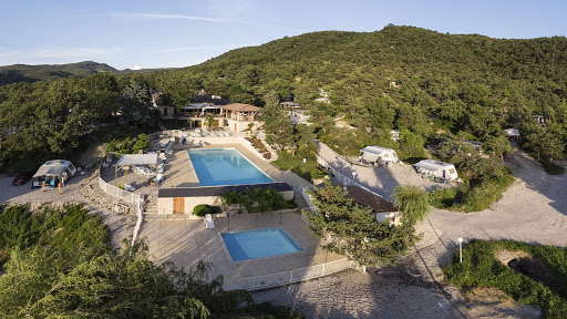 Val Drôme Soleil is een naturistencamping in Frankrijk gelegen in het departement 'Drôme' vlakbij de Provence. Ook worden gites