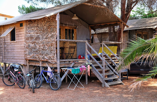 Bienvenue au camping Ras L'Bol à Olmetto. Une ambiance conviviale et un air de Californie vous attendent au cœur de notre camping en bord de plage.