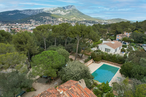 Bienvenue au Camping de la Lézardière ! Profitez de nos espaces de camping et de nos chalets confortables dans un cadre paisible près de Toulon.