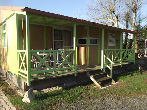 Aire Naturelle de Camping Le Gros Pré dans le village rural de Lesseux dans les Vosges : emplacements ombragés pour tentes ou caravanes