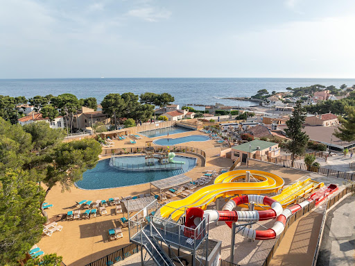 Avec un superbe parc aquatique et un accès direct à la plage