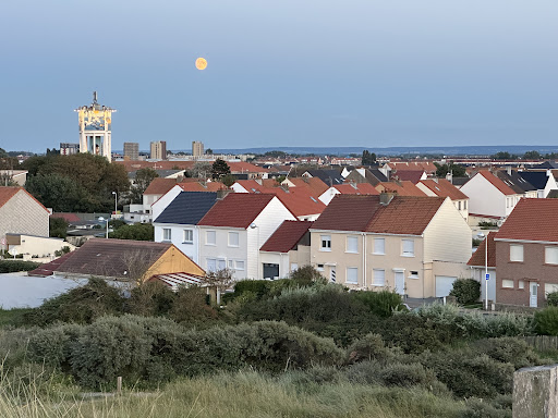 Situé entre Calais