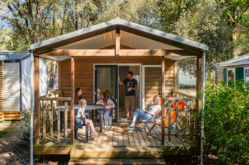 Réservez vos prochaines vacances en camping à Jard sur Mer sur la côte vendéenne et profitez d'un camping calme et nature à seulement 300 m de la mer.