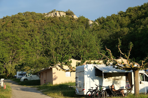 Vivez des vacances au plus près de la nature dans le Luberon. Camping avec piscine et vue sur le village de Bonnieux. Hébergements insolites et chalets