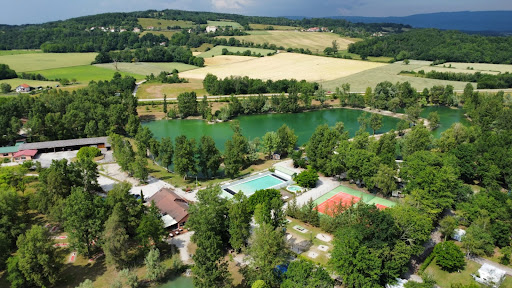 Réservez vos vacances au Camping les 3 Lacs du Soleil en Rhône-Alpes dans un hébergement ou en emplacement camping. 30 ha rien que pour vous.