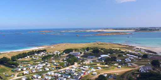 Situé en bord de mer