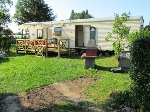 Partez en camping à Faumont pour profiter de la nature et d’un moment de détente entre amis ou en famille.