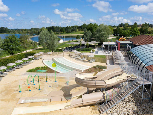 Découvrez notre camping en Bourgogne : camping 4 étoiles Domaine de Louvarel. Un camping idéalement situé en Bourgogne proche de Bourg-en-Bresse et du Jura. Profitez d'un séjour en camping tout confort en Bourgogne en bord de lac.