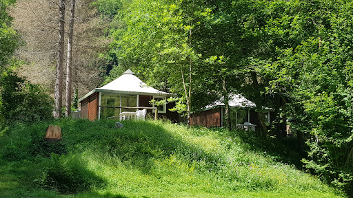 Petit camping de montagne à Ustou en Ariège. Idéal pour des vacances nature et détente en famille. Piscine chauffée