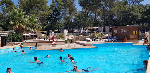 Vacances au camping Le Domaine de la Sainte Baume 4* à Nans les Pins dans le Var. Profitez de vos vacances en camping pour découvrir la beauté de la Côte d'Azur.