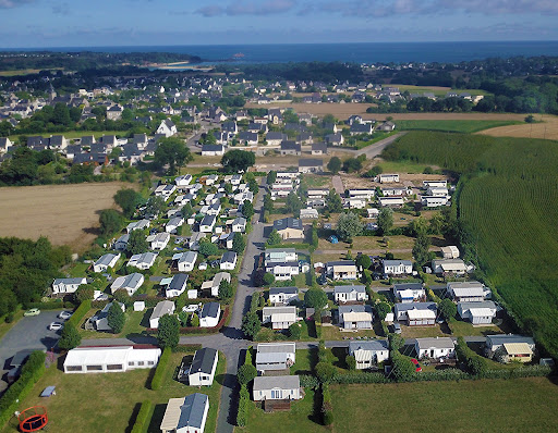 Camping familial 2 étoiles près du Cap Fréhel et de la Côte d'Émeraude. 100 emplacements pour tentes