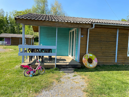 Camping 4 étoiles avec piscine couverte chauffée situé à Signy-le-Petit dans les Ardennes.